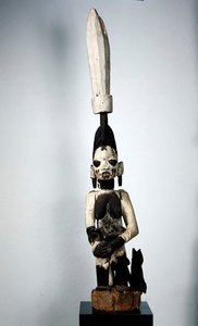 Verandah Post: En mor, der fodrer sit barn, Yoruba (træ og maling)